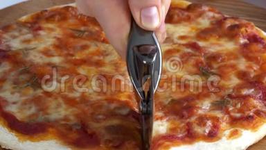 披萨和意大利腊肠切成两半，用<strong>一把</strong>特殊的刀做披萨。